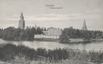 <p>Achter het nieuwe Gerechsgebouw kwam aan de Vispoortgracht het nieuwe Huis van Bewaring te staan (Regionaal Archief Zutphen). </p>

